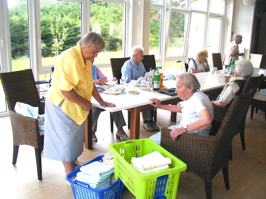 Bewohnerinnen des NoRa Pflegewohnhauses helfen bei der täglichen Hausarbeit.